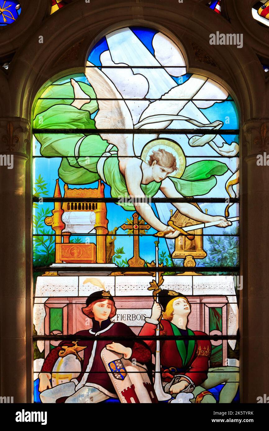 Garçons de deux pages s'occuper des effets de leur noble sur une vitrail à la basilique de Bois-Chenu à Domrémy-la-Pucelle (Vosges), France Banque D'Images