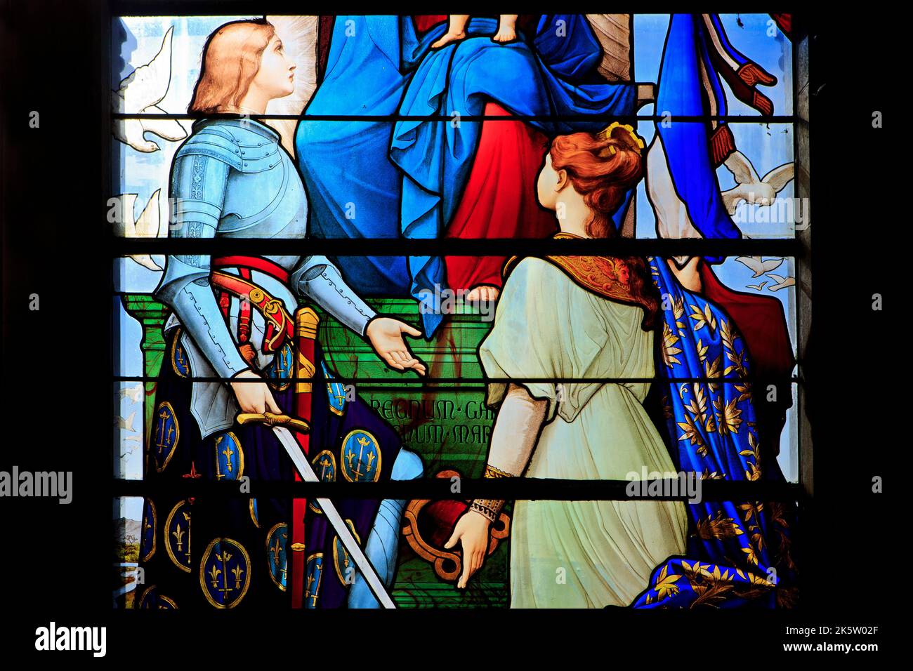 Jeanne d'Arc (1412-1431), défenseuse de la nation française, sur un vitrail à la basilique du Bois-Chenu à Domrémy-la-Pucelle (Vosges), en France Banque D'Images