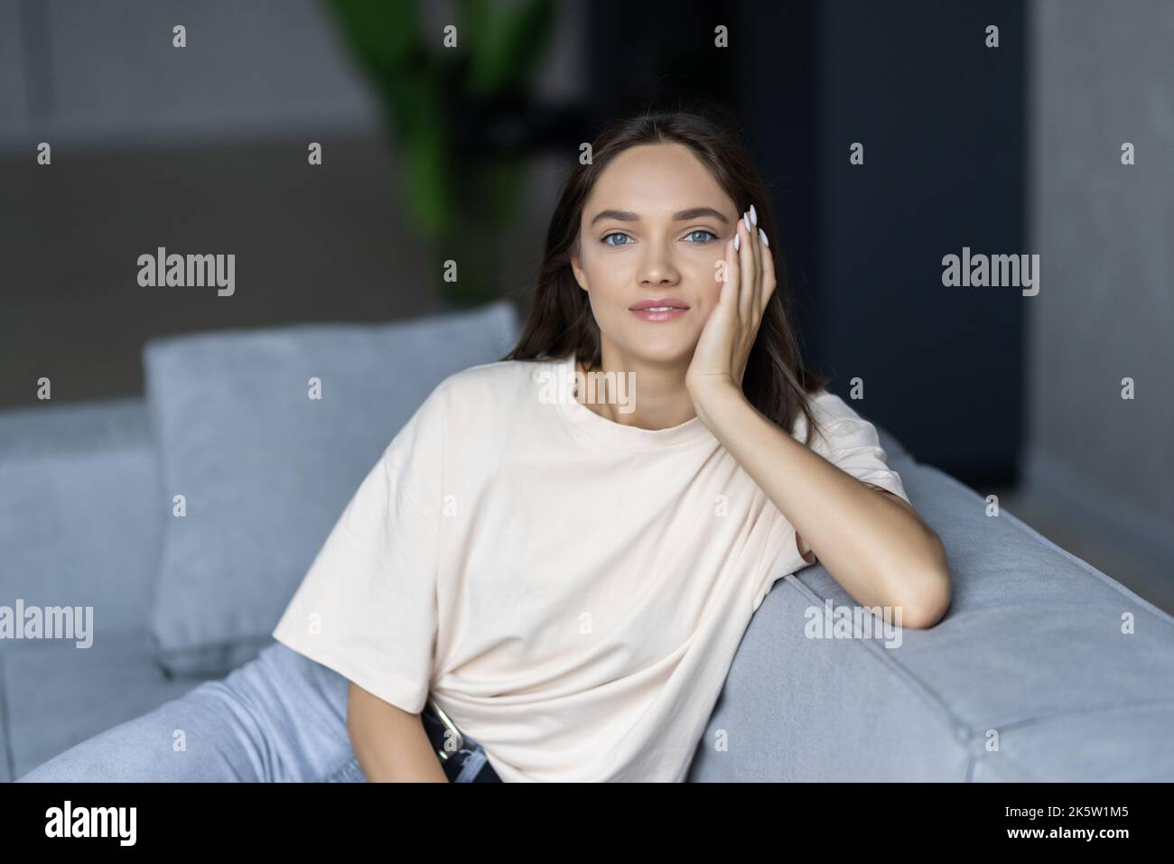 Jeune femme couché à la maison salon canapé Banque D'Images