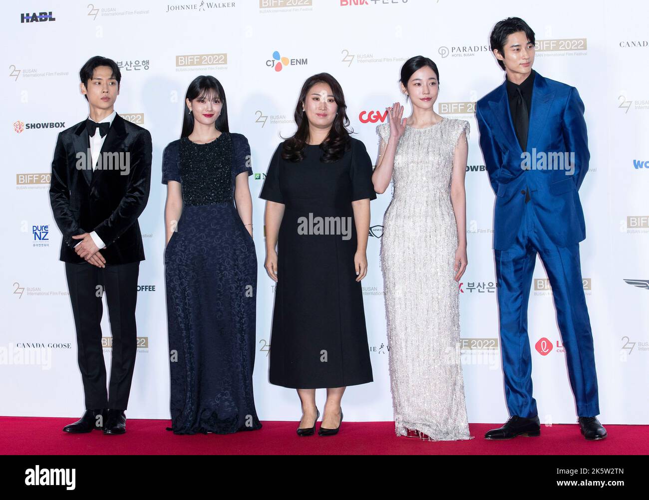 Busan, Corée du Sud. 5th octobre 2022. (De gauche à droite) acteurs Park Jung-woo, Kim Yoo-jung, réalisateur Bang Woo-ri, Roh Yoon-seo, Byeon Woo-seok, arrive tapis rouge lors de la cérémonie d'ouverture du Festival International du film de Busan 27th au Centre cinématographique de Busan, en Corée du Sud, sur 5 octobre 2022. (Photo par: Lee Young-ho/Sipa USA) crédit: SIPA USA/Alay Live News Banque D'Images