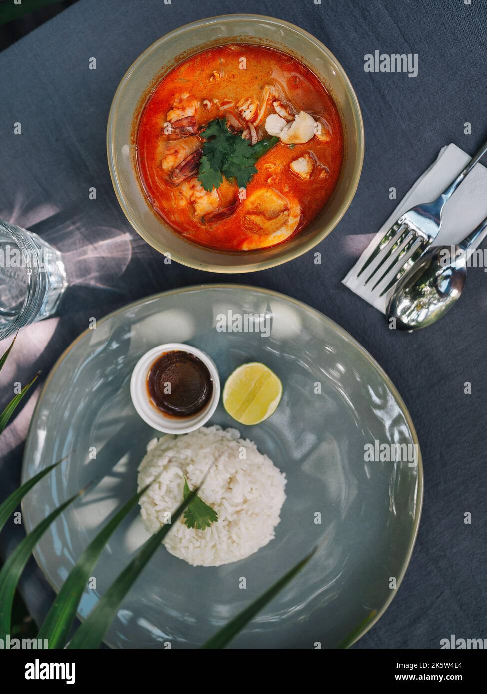 Soupe asiatique « Laksa » sous le palmier par beau temps Banque D'Images