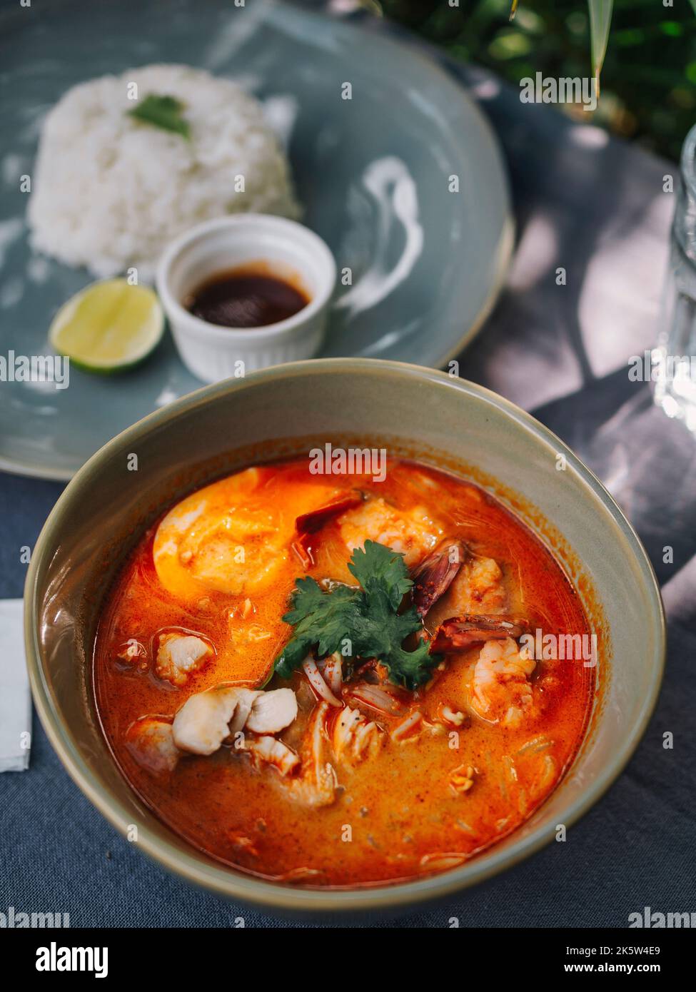 Soupe asiatique « Laksa » sous le palmier par beau temps Banque D'Images