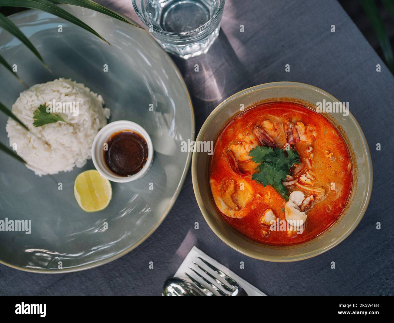 Soupe asiatique « Laksa » sous le palmier par beau temps Banque D'Images