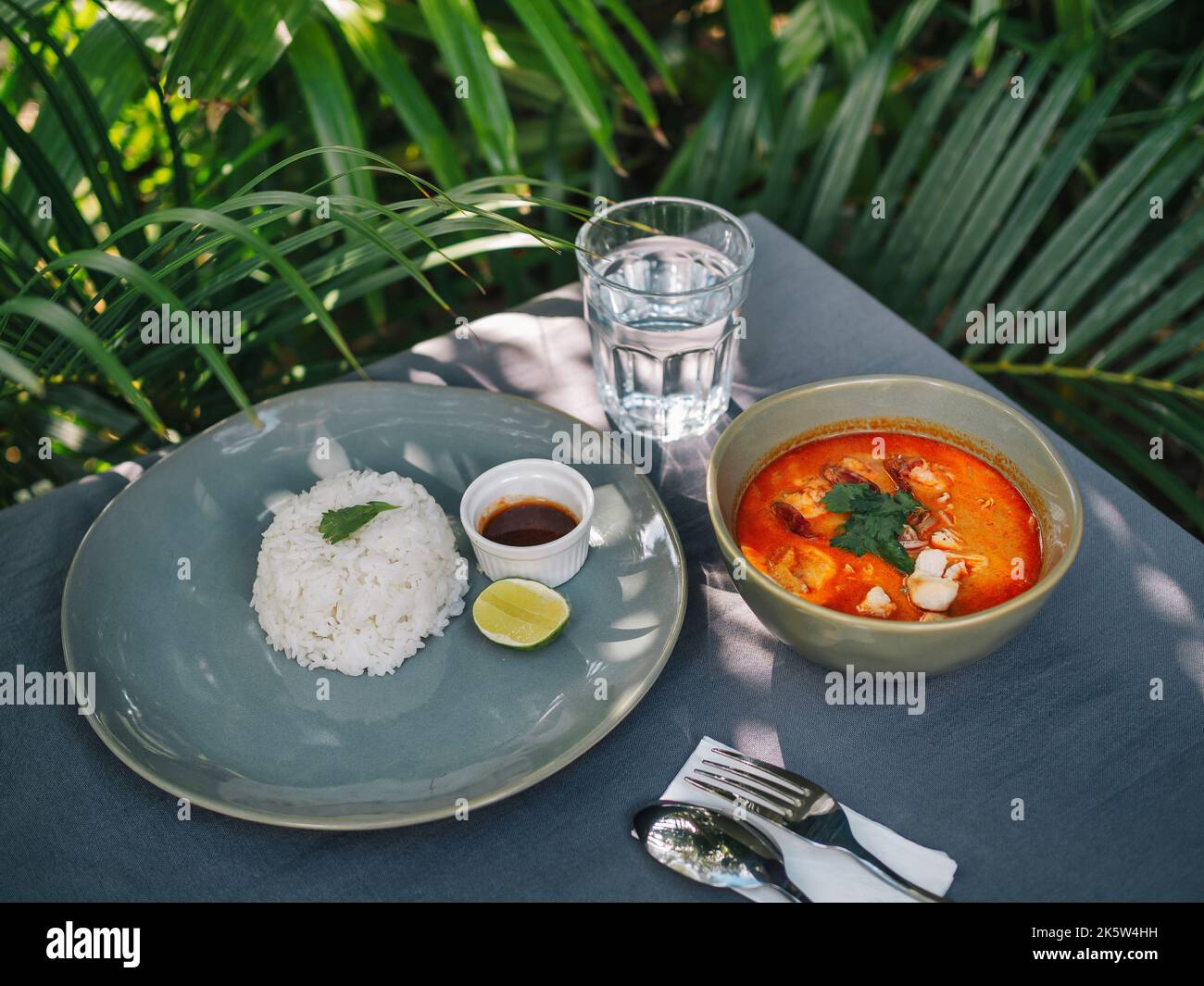 Soupe asiatique « Laksa » sous le palmier par beau temps Banque D'Images