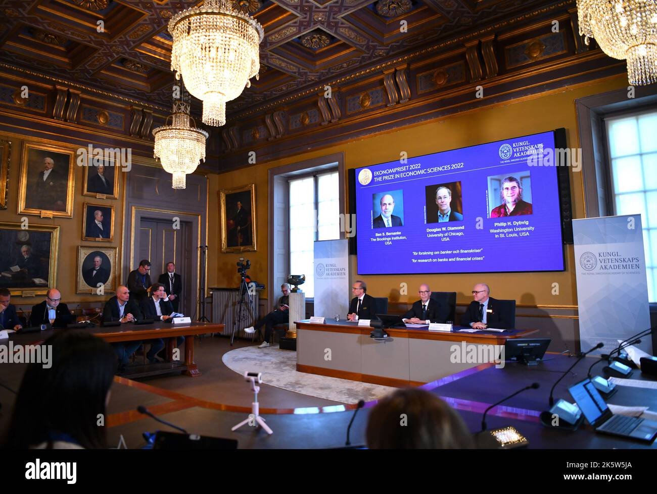 (221010) -- STOCKHOLM, le 10 octobre 2022 (Xinhua) -- l'annonce du prix Nobel 2022 en sciences économiques se tient à Stockholm, en Suède, le 10 octobre 2022. L'Académie royale des sciences de Suède a décidé lundi d'attribuer le prix Sveriges Riksbank 2022 en sciences économiques à la mémoire d'Alfred Nobel à Ben S. Bernanke, Douglas W. Diamond et Philip H. Dybvig « pour la recherche sur les banques et les crises financières ». (Xinhua/Ren Pengfei) Banque D'Images