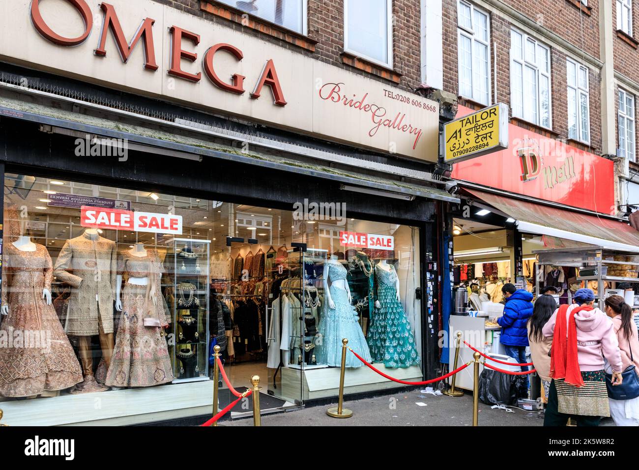 Galerie Omega Bride, Punjabi, boutiques indiennes et asiatiques et boutiques de Southall High Street, Southall, Londres Banque D'Images