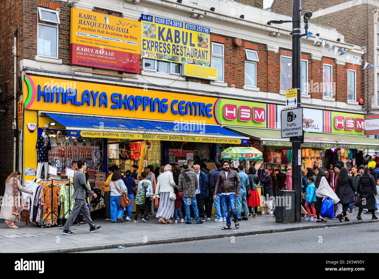 Centre commercial Himalaya magasin, magasins et les gens de shopping dans Southall High Street, Southall, Londres, Angleterre Banque D'Images