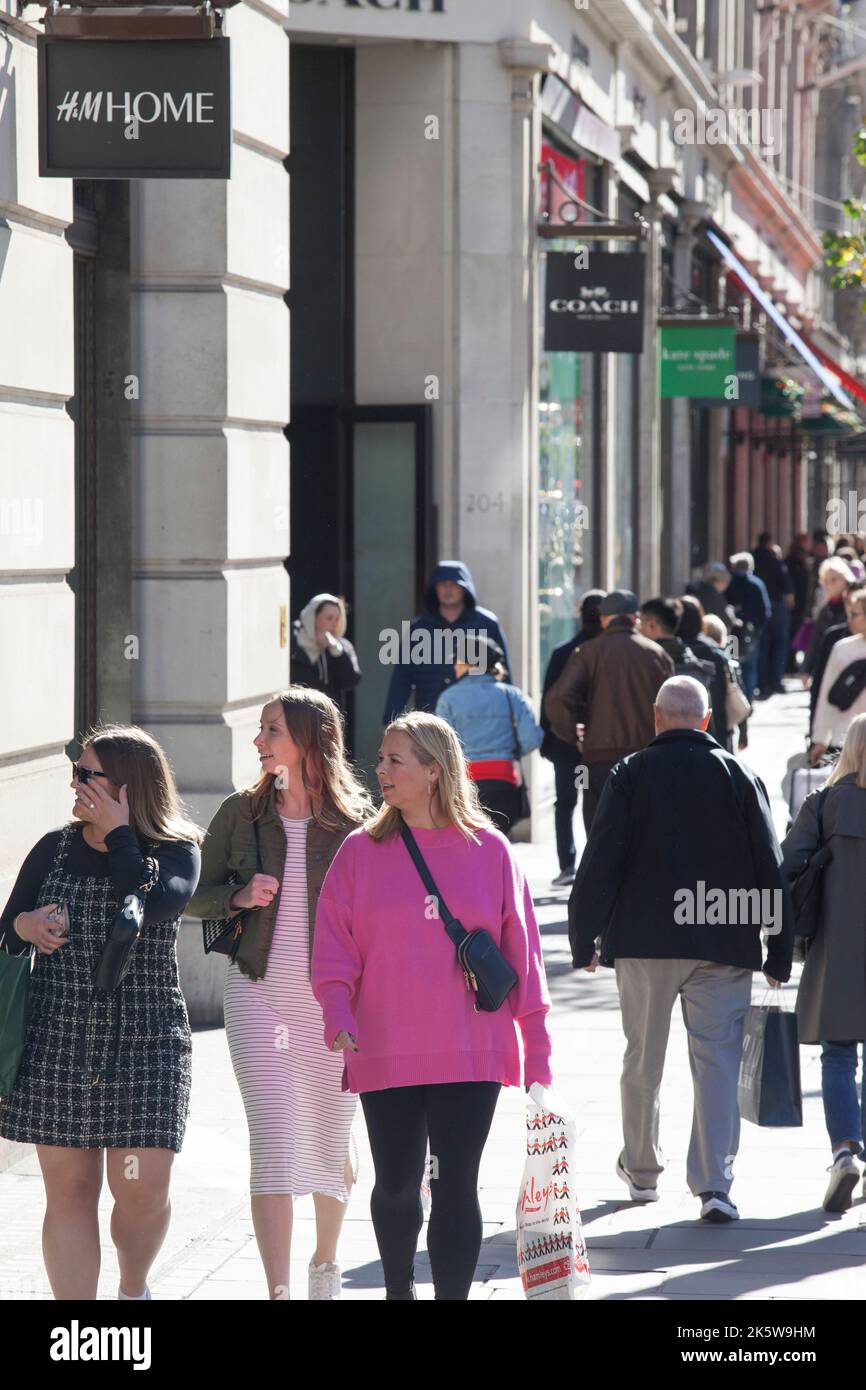 Londres, Royaume-Uni, 10 octobre 2022 : clients sur Regent Street dans le West End de Londres. Certains magasins offrent des réductions et les ventes en milieu de saison ont commencé. Bien que la crise du coût de la vie inquiète les points de vente au détail qui vendent des produits non essentiels, pour les visiteurs étrangers, la valeur inférieure de la livre pourrait encourager davantage de dépenses. Anna Watson/Alay Live News Banque D'Images