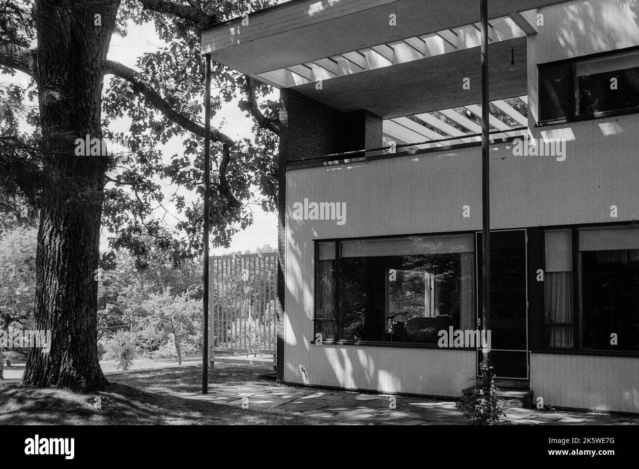 La maison de Gropius, à Lincoln, Massachusetts, a été magnifiquement conçue dans le style historique de Bauhaus. L'image a été capturée sur un film analogique noir et blanc. Banque D'Images