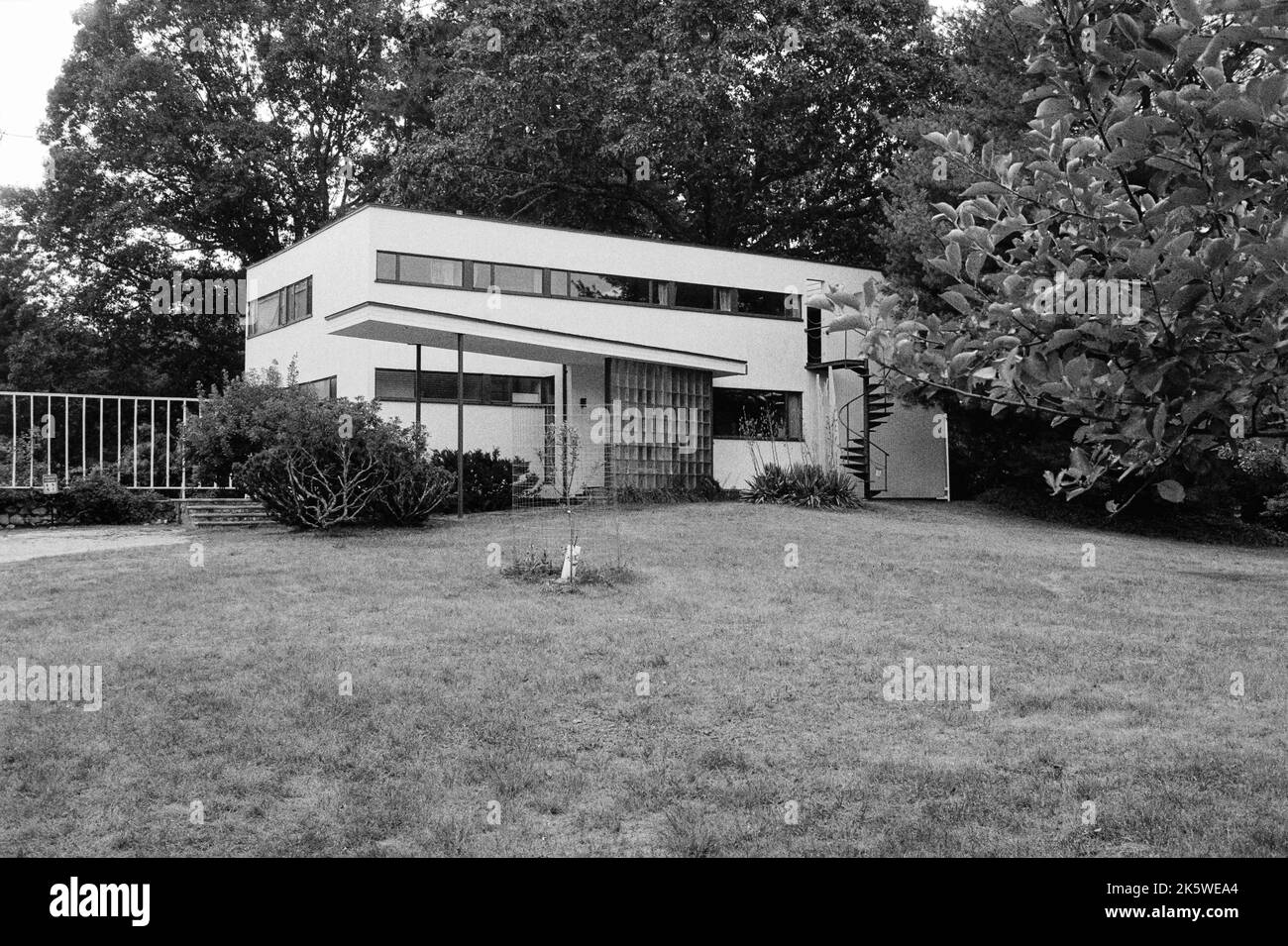 La maison de Gropius, à Lincoln, Massachusetts, a été magnifiquement conçue dans le style historique de Bauhaus. L'image a été capturée sur un film analogique noir et blanc. Banque D'Images