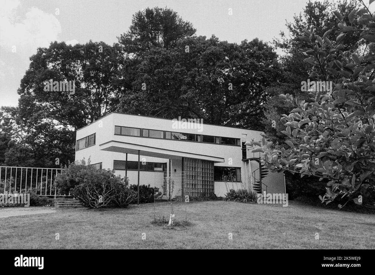 La maison de Gropius, à Lincoln, Massachusetts, a été magnifiquement conçue dans le style historique de Bauhaus. L'image a été capturée sur un film analogique noir et blanc. Banque D'Images