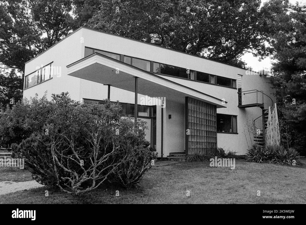 La maison de Gropius, à Lincoln, Massachusetts, a été magnifiquement conçue dans le style historique de Bauhaus. L'image a été capturée sur un film analogique noir et blanc. Banque D'Images