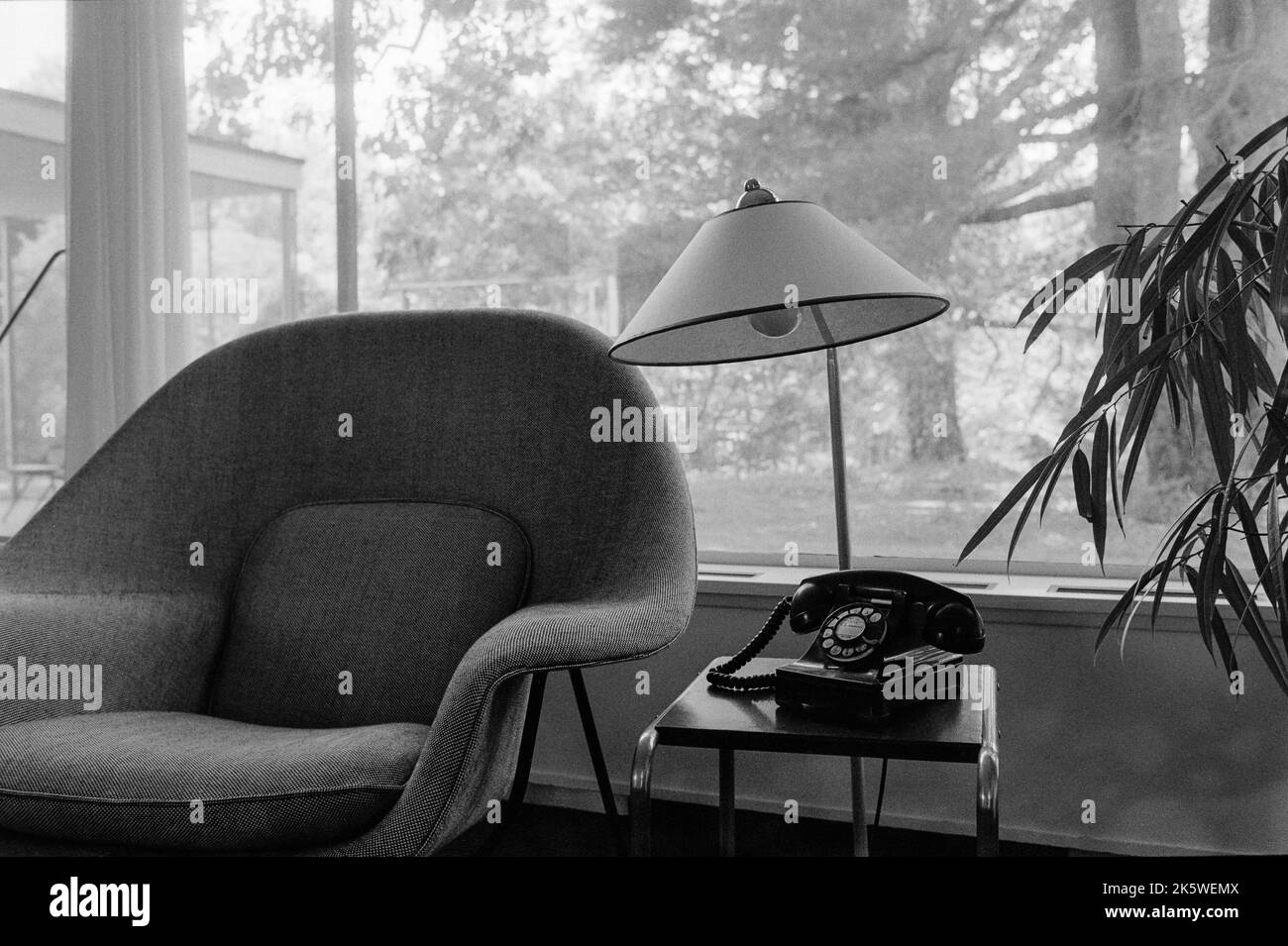 Une chaise, une table et une lampe vintage dans le salon de la maison historique de Gropius, influencée par Bauhaus, à Lincoln, Massachusetts. L'image a été capturée o Banque D'Images