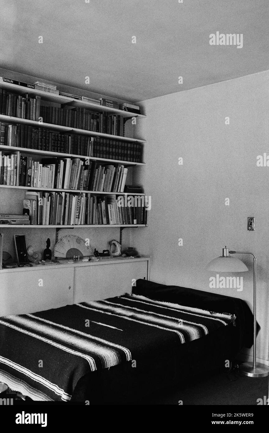 Un lit de repos et des étagères dans le salon de la maison historique de Gropius, influencée par le Bauhaus, à Lincoln, Massachusetts. L'image a été capturée sur ana Banque D'Images