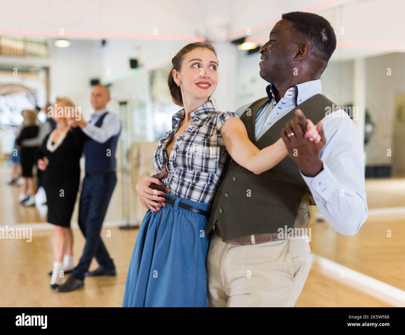 Femme avec homme américain pratiquant la danse de salle de bal Banque D'Images