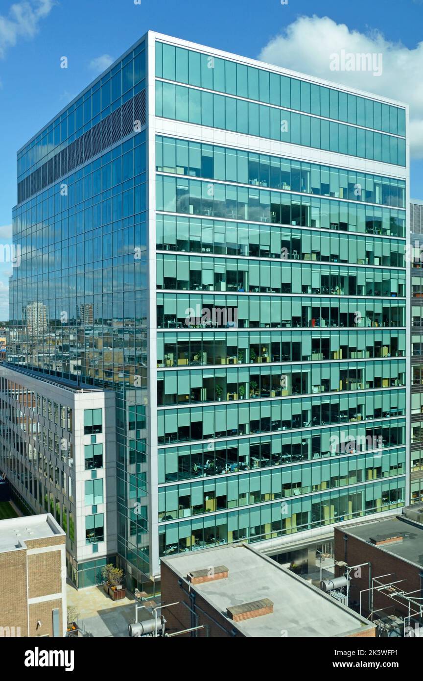 Les stores pare-soleil de grande hauteur multi-étages Central London bloc de bureau forment un motif aléatoire sur une façade plate autrement ennuyeux que les travailleurs de bureau font un choix au Royaume-Uni Banque D'Images