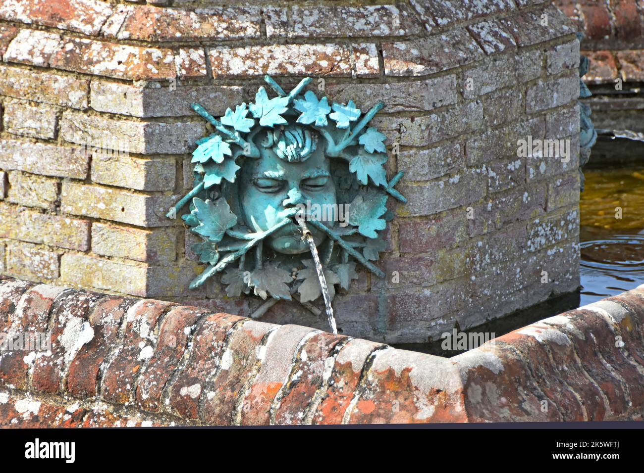 Le jardin clos Tudor du temple de Caring était à l'origine en garden1996 et comprend une fontaine en briques et un des quatre Green Men & Spout en bronze au Royaume-Uni Banque D'Images