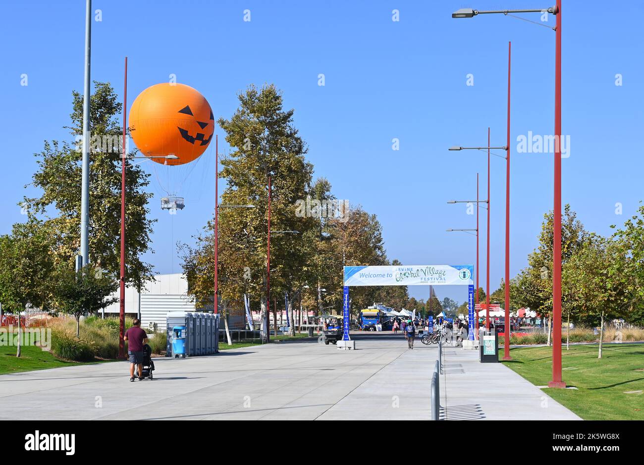 IRVINE, CALIFORNIE - 08 octobre 2022 : bannière d'entrée pour le Festival international du village d'Irvine avec le grand parc ballon décoré pour Halloween Banque D'Images