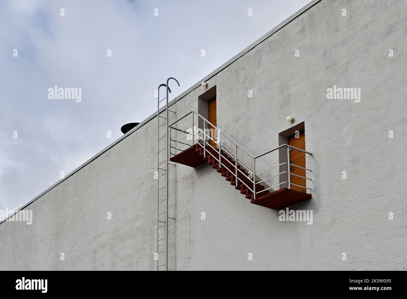 mur blanc de la maison avec un escalier et des portes Banque D'Images