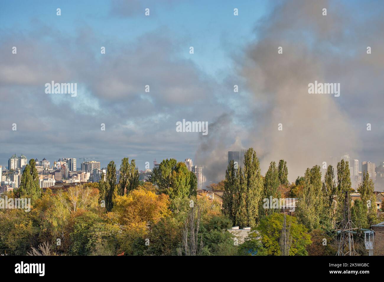 Kiev, Ukraine sur 10 octobre 2022: Une fumée épaisse des incendies s'élève au-dessus du centre-ville après une attaque de missiles russes en représailles à la destruction du pont de Crimée. La guerre en Ukraine. Credit: Panama/Alay Live News Banque D'Images