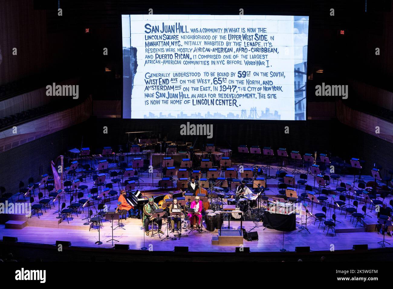 New York, New York, États-Unis. 8th octobre 2022. Etienne Charles et l'ensemble d'âme créole se déroulent pendant la soirée d'ouverture au David Geffen Hall. Un musicien sous le bâton de Jaap van Zweden a interprété San Juan Hill : une histoire de New York écrite par Etienne Charles et commandée par l'Orchestre philharmonique de New York. David Geffen Hall était en cours de rénovation et il a été achevé 2 ans plus tôt que prévu et est sous le budget (Credit image: © Lev Radin/Pacific Press via ZUMA Press Wire) Banque D'Images