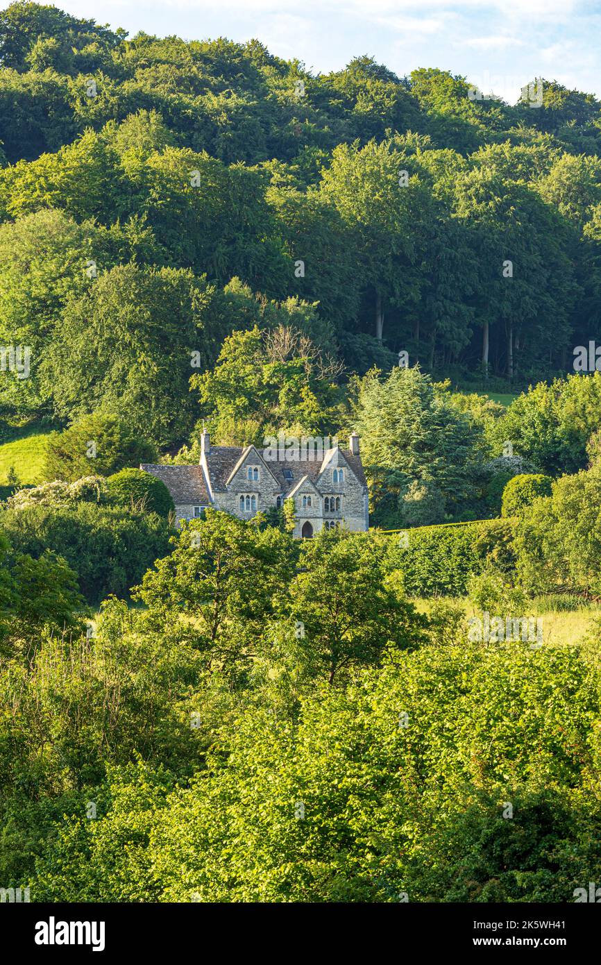 Petit matin lumière le jour du milieu de l'été (21 juin) sur 17th Century Abbey Farm dans les Cotswolds à la Vatch près de Stroud, Gloucestershire , Angleterre Royaume-Uni Banque D'Images