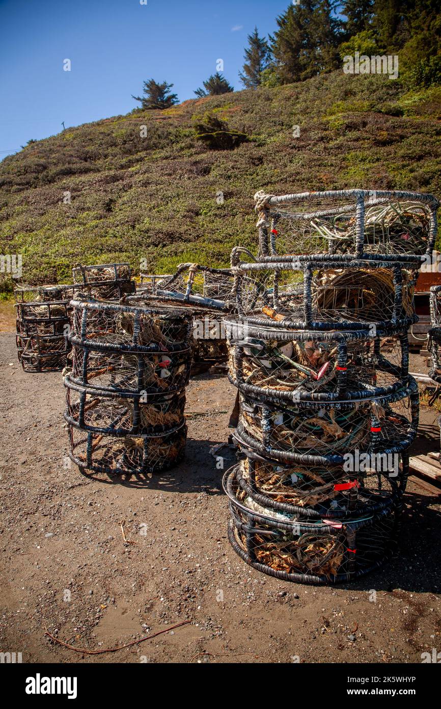 Pièges à crabe sur le rivage empilés et prêts à sortir de pêche au crabe. Banque D'Images