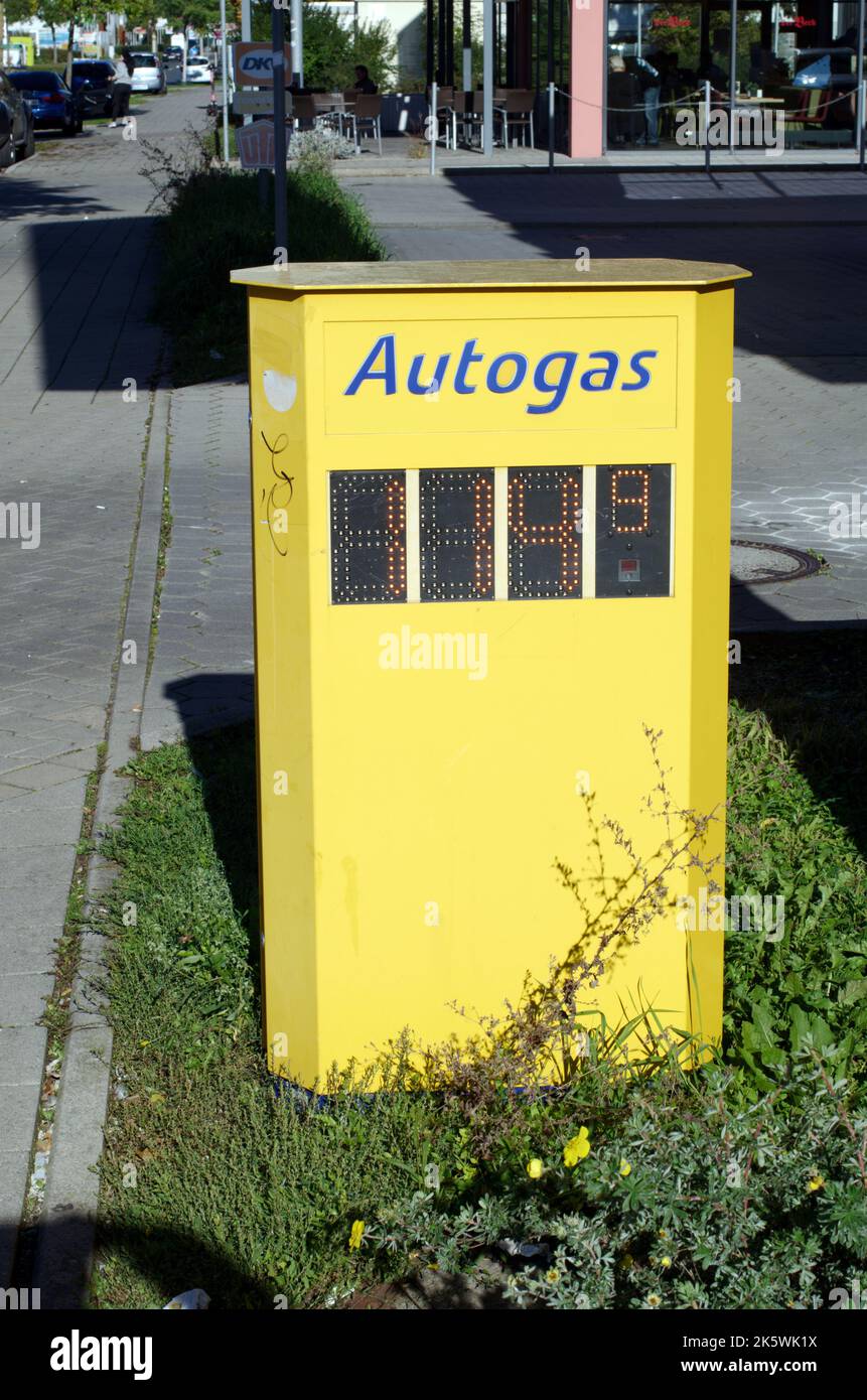Image symbolique, carburants alternatifs: Pylône avec affichage numérique des prix pour les autogas Banque D'Images