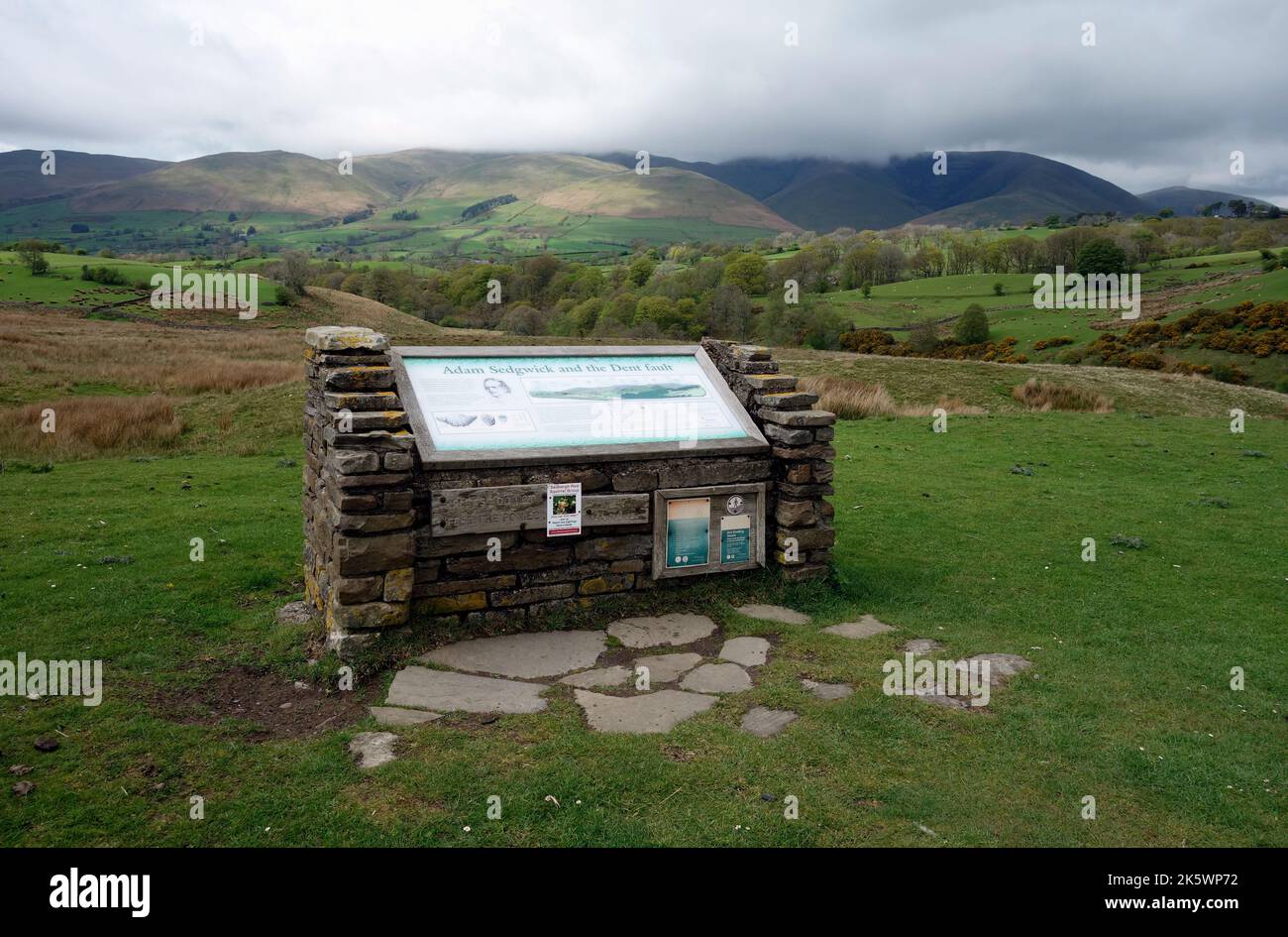 Stone information Board for the Adam Sedgwick Geological Trail from the car Park on the High point of the A684 Garsdale Road in the Yorkshire Dales, Banque D'Images