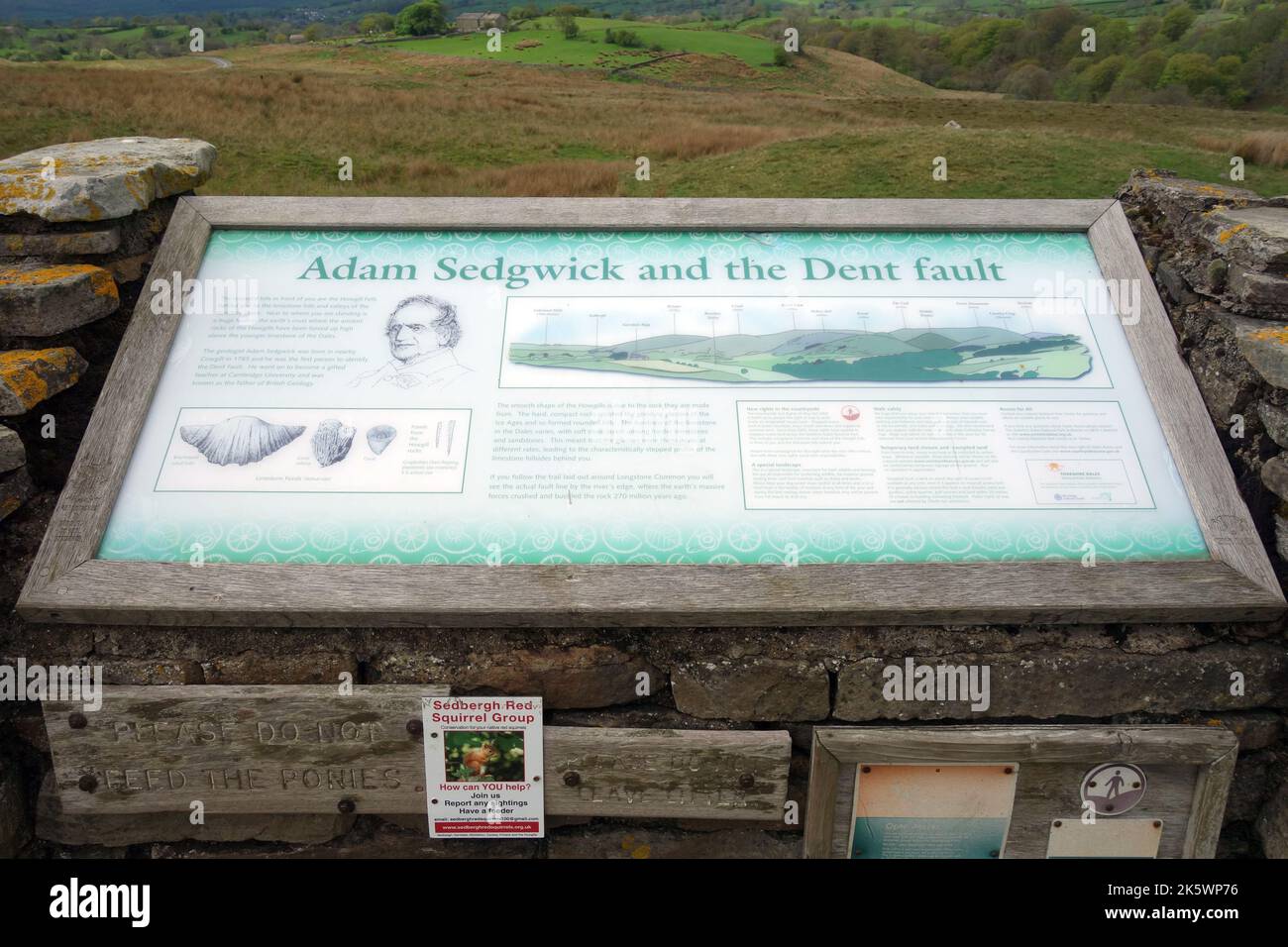 Stone information Board for the Adam Sedgwick Geological Trail from the car Park on the High point of the A684 Garsdale Road in the Yorkshire Dales, Banque D'Images