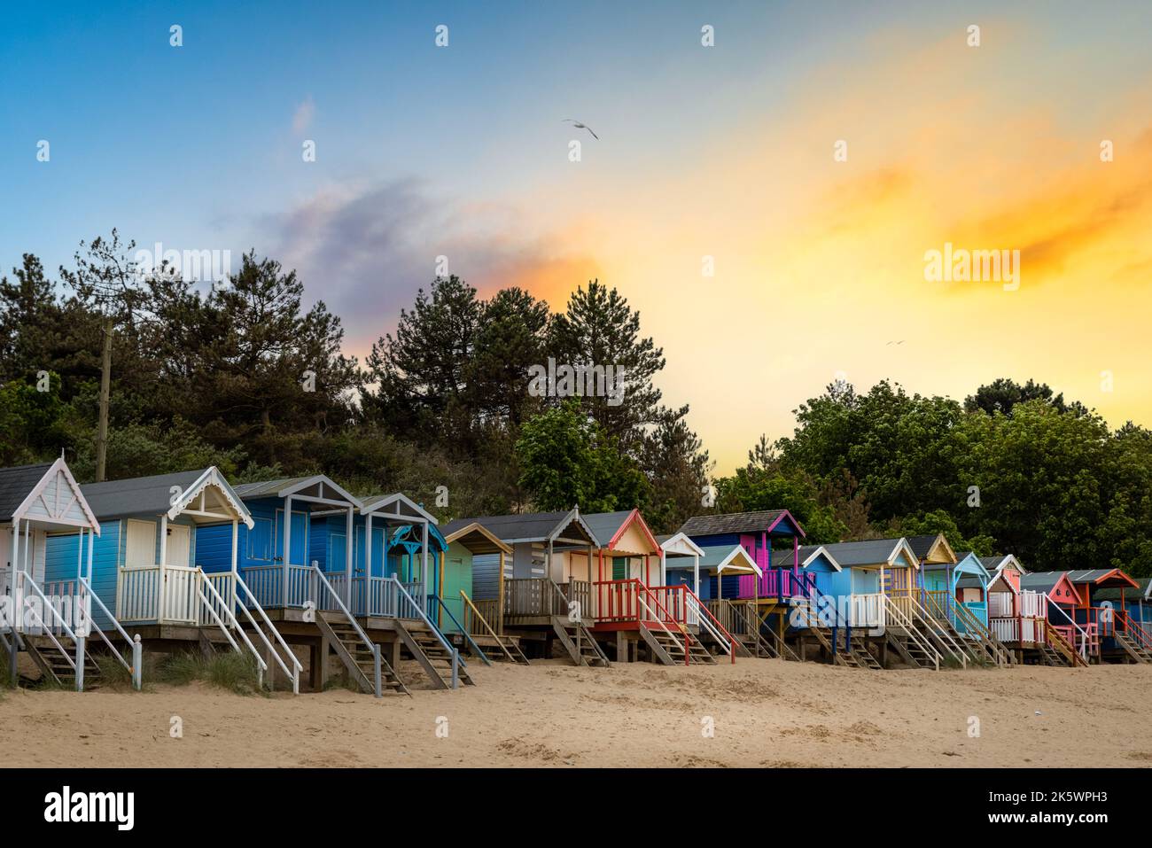 Wells-à-côté-de-la-mer des huttes de plage au coucher du soleil Banque D'Images