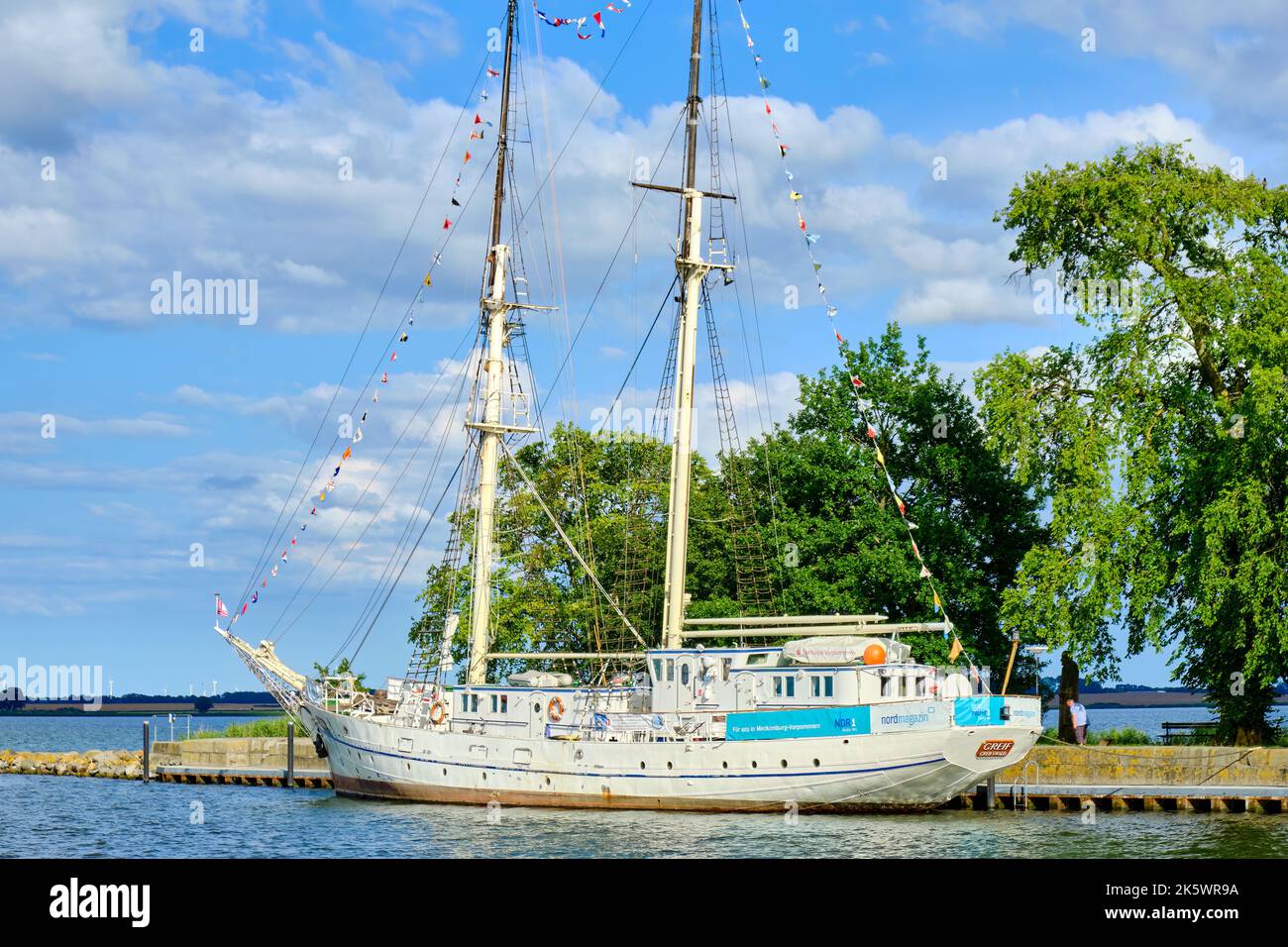 Le bateau d'entraînement à voile GREIF ex WILHELM PIECK à son poste d'amarrage dans le port de Greifswald Wieck, Mecklembourg-Poméranie occidentale, Allemagne. Banque D'Images