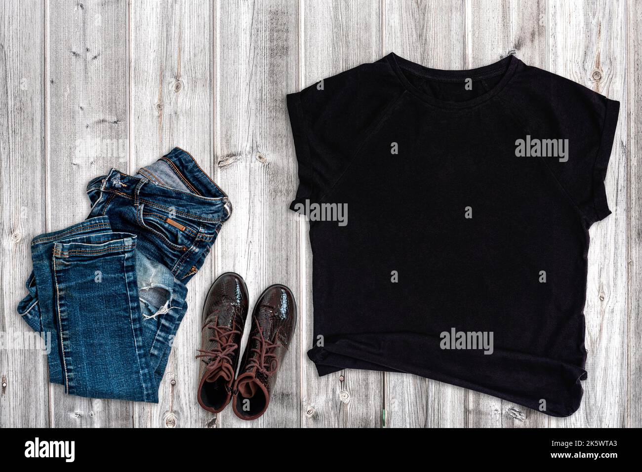 T-shirt noir vierge maquette sur fond de bois gris. Banque D'Images