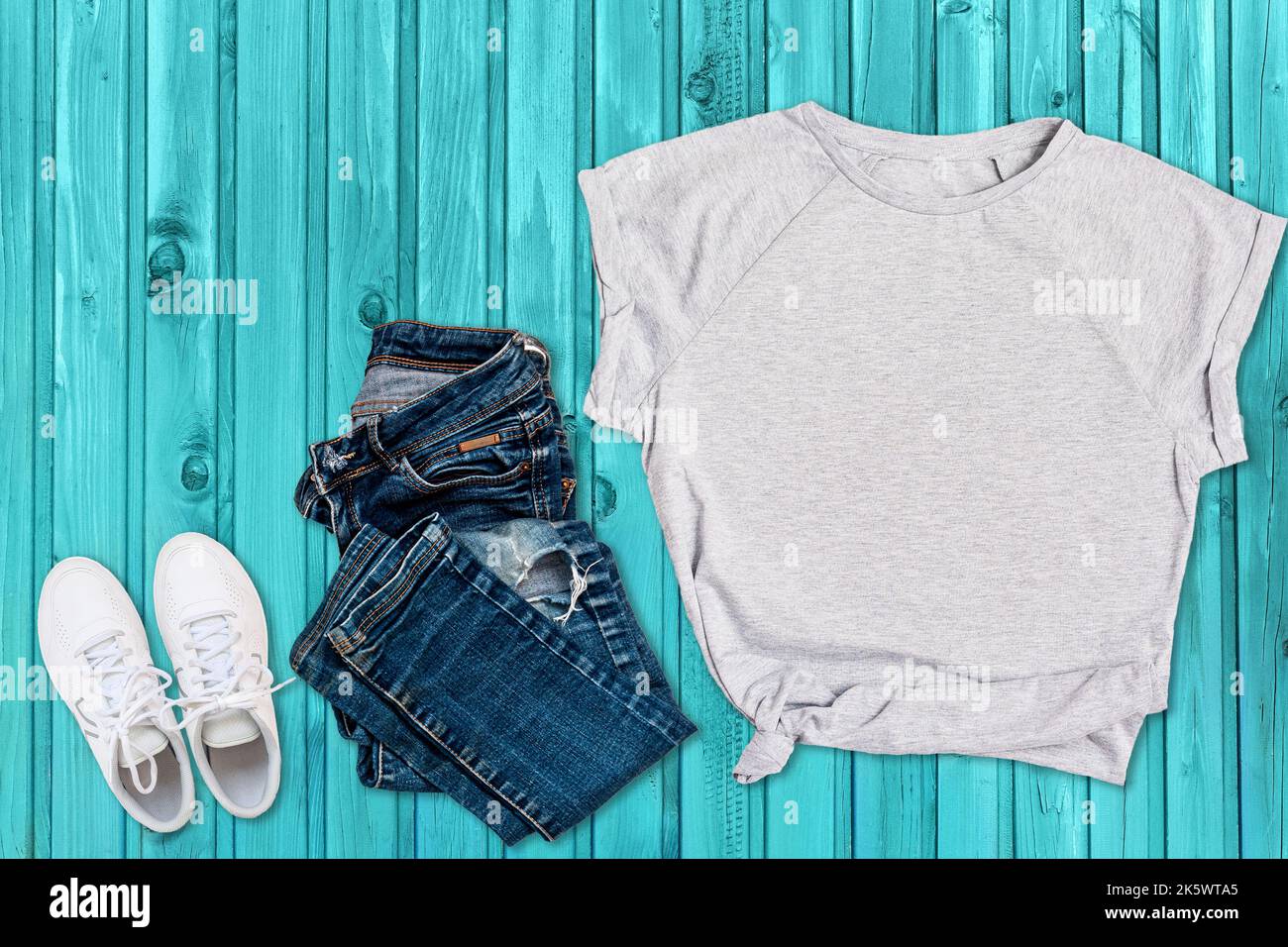 T-shirt vierge maquette sur fond de bois bleu. Banque D'Images