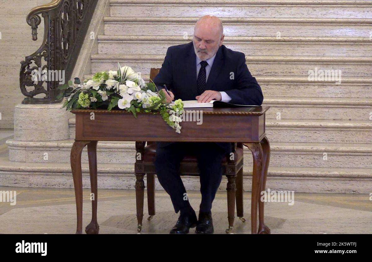 Le conférencier de l'Assemblée, Alex Maskey, signe un livre de condoléances aux édifices du Parlement, à Stormont, pour les victimes de l'explosion à la station-service d'Applegreen, dans le village de Creeslough, à Co Donegal, où dix personnes ont été confirmées mortes. Date de la photo: Lundi 10 octobre 2022. Banque D'Images