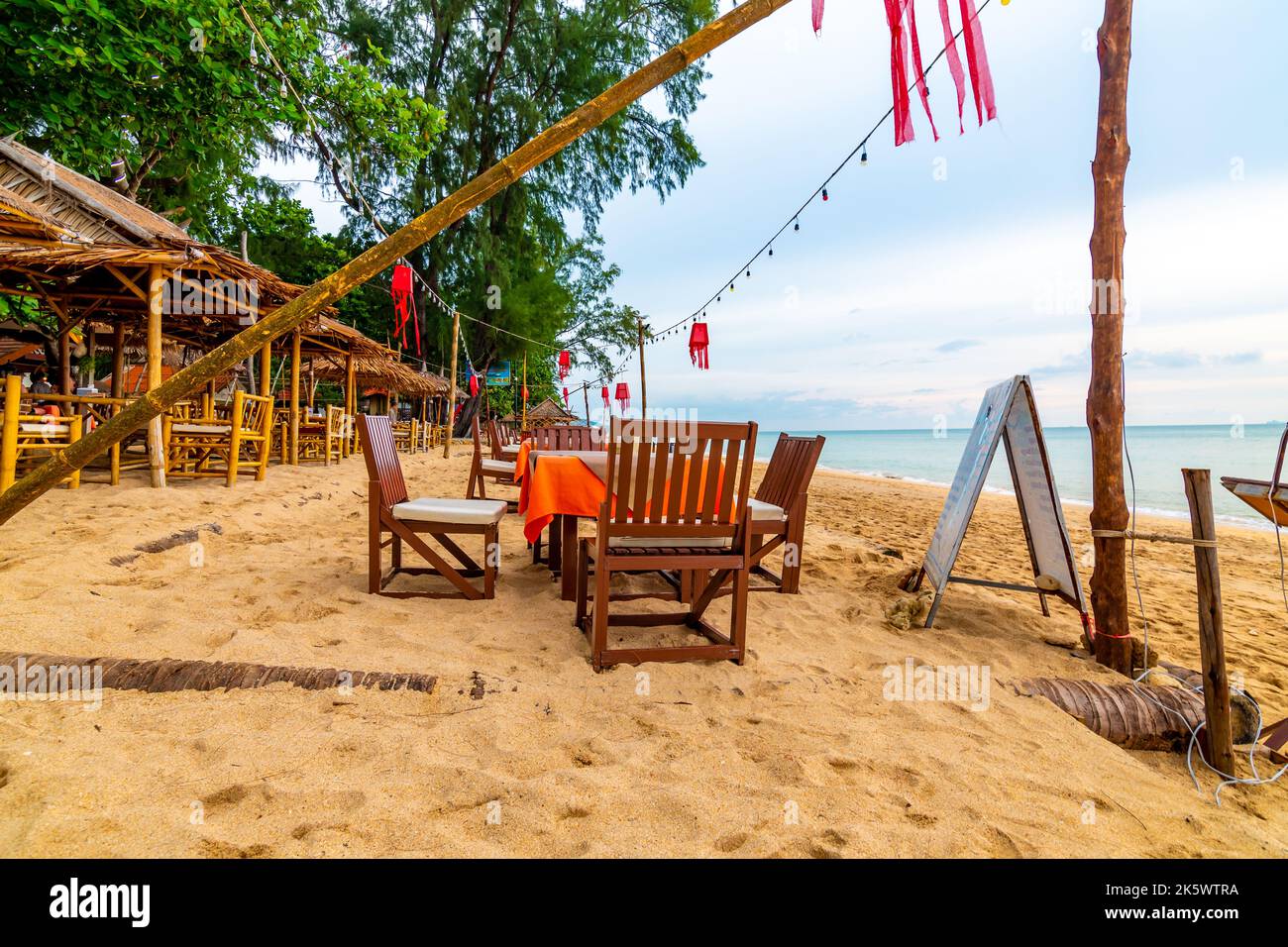 Koh Lanta, Thaïlande - 10.11.2019: Vue sur une table avec chaises dans un restaurant de plage typique de Ko Lanta. Célèbre destination touristique. Banque D'Images