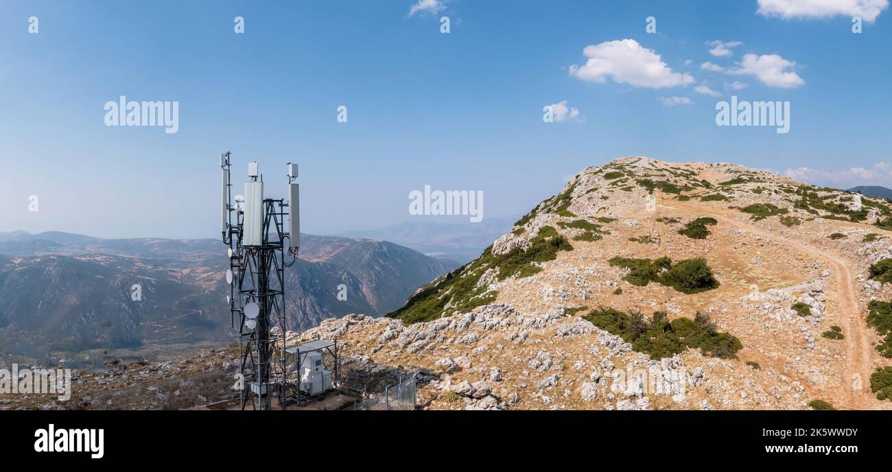 Tour de téléphone cellulaire. Antenne mobile 5G, vue de l'antenne de l'émetteur de télécommunications du réseau radio. Montagnes Rocheuses et ciel bleu Banque D'Images