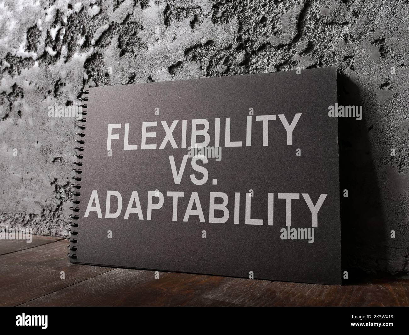 Un bloc-notes avec des mots de flexibilité contre d'adaptabilité. Banque D'Images
