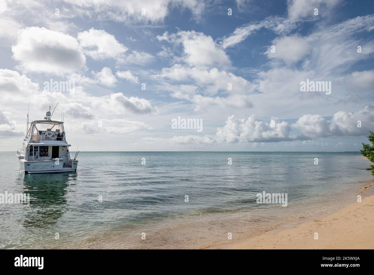 Pas de terre de l'homme plage Tobago bateau nuages mer climat tropical Banque D'Images