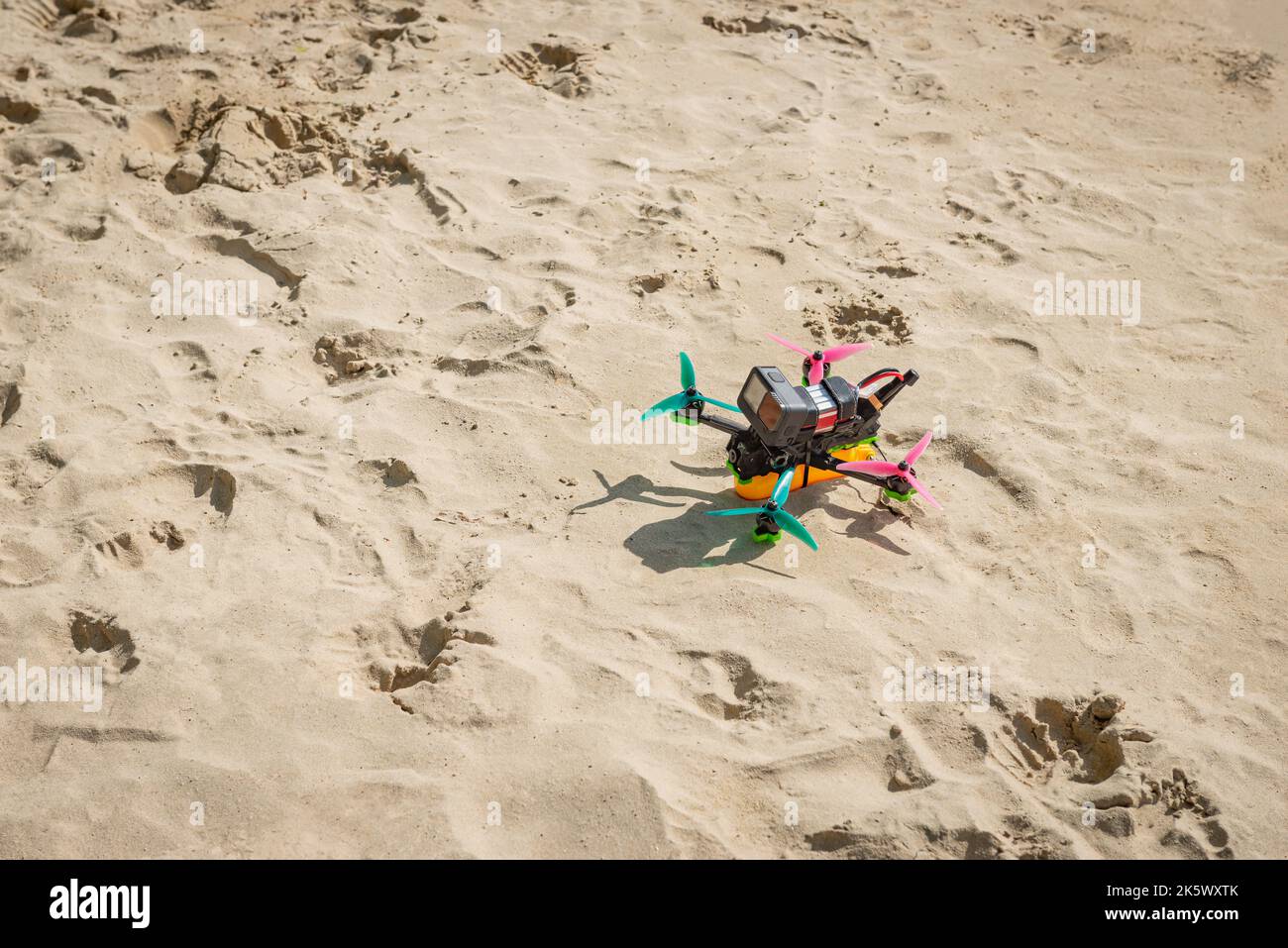 FPV drone première personne plage sable prêt lever Banque D'Images