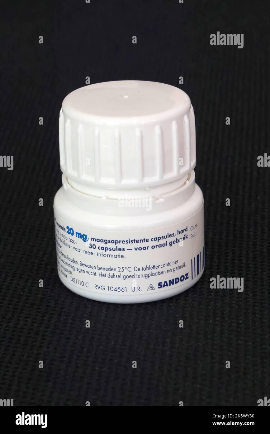 Photo d'un contenant en plastique de capsules d'oméprazole (omeprazol en néerlandais), produit par Sandoz Banque D'Images