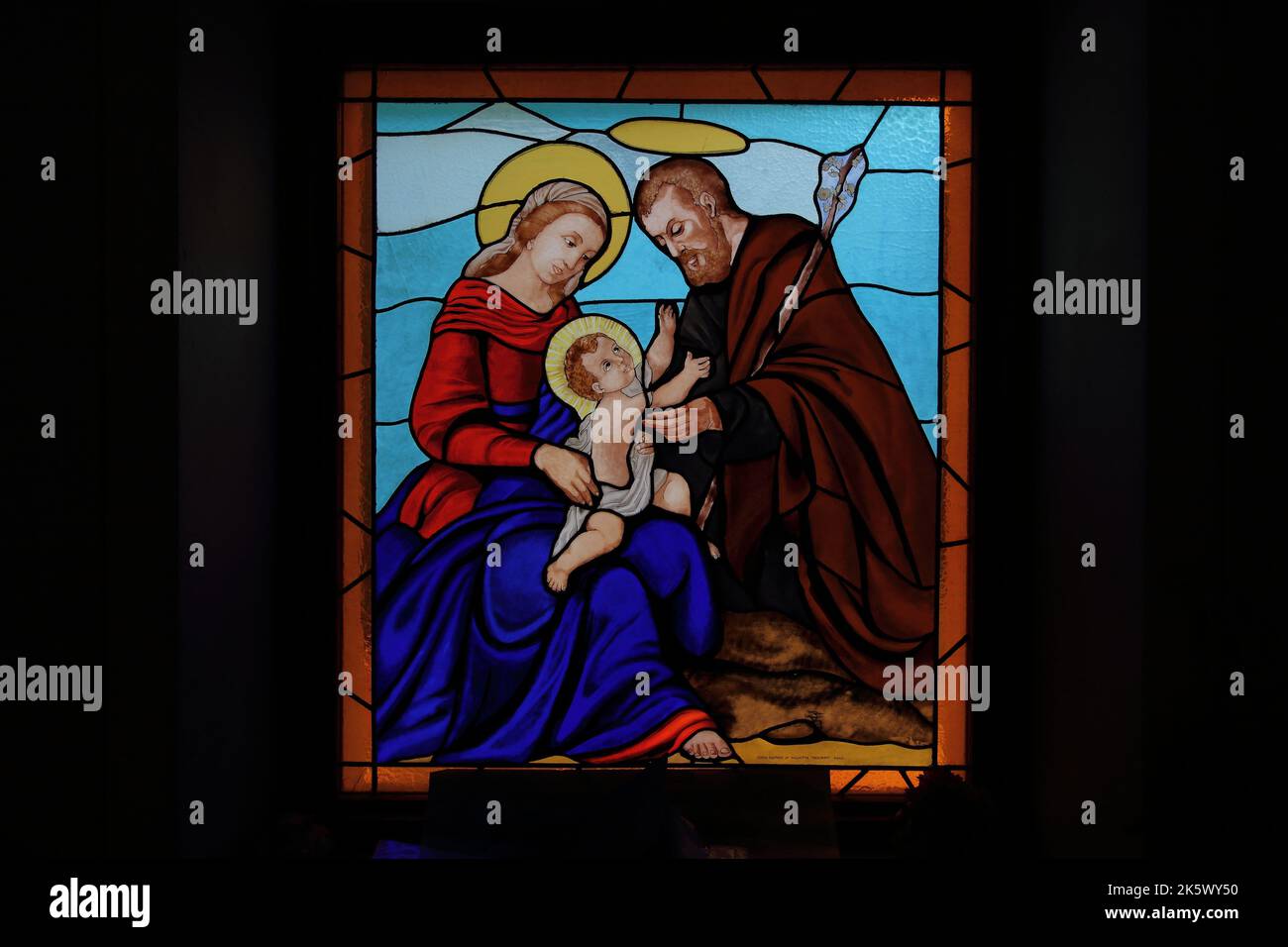 Vitrail coloré icône de Jésus Christ, Marie et Joseph dans oratoire de San Bartolomeo, Alpe Devero, Leponntine Alpes, Ossola, Piémont, Italie Banque D'Images