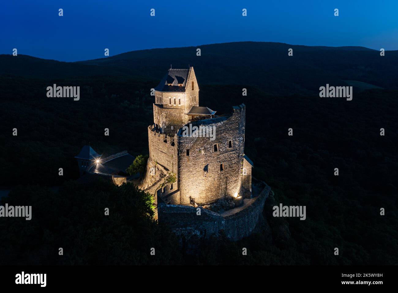 Monument historique renouvelé dans les montagnes de Hongrie. Photo de paysage aérien sur les ruines d'un château médiéval près de la ville de Holloko. Photo panoramique paysage Banque D'Images