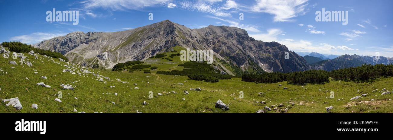 Vue panoramique sur les sommets Schrocken et Pyhrner Kampl aux montagnes totes Gebirge dans les Alpes, Autriche Banque D'Images