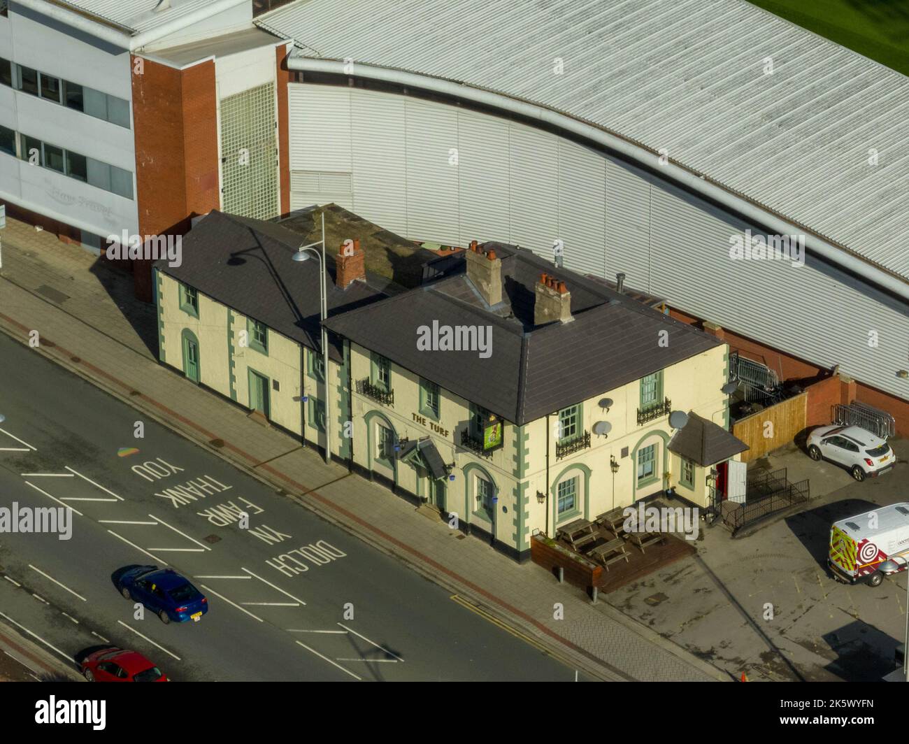 Bienvenue au Wrexham football Club, le célèbre champ de courses appartenant à Deadpool Star Ryan Reynolds de l'Air Aerial Drone Images rob mcelhenney Banque D'Images