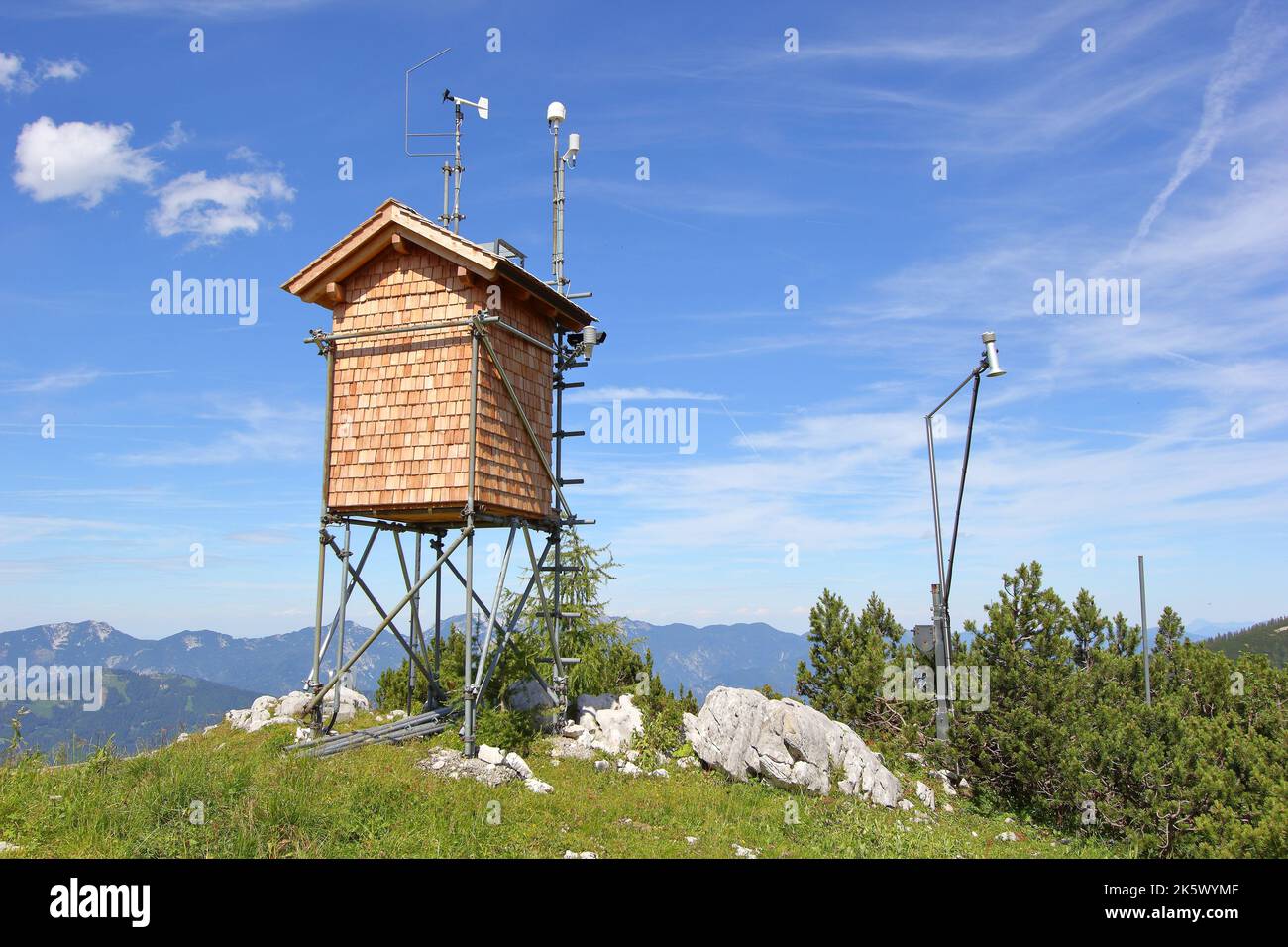 Station météorologique (météo) de montagne sur une petite cabine avec un ciel bleu, des montagnes et des nuages épars Banque D'Images