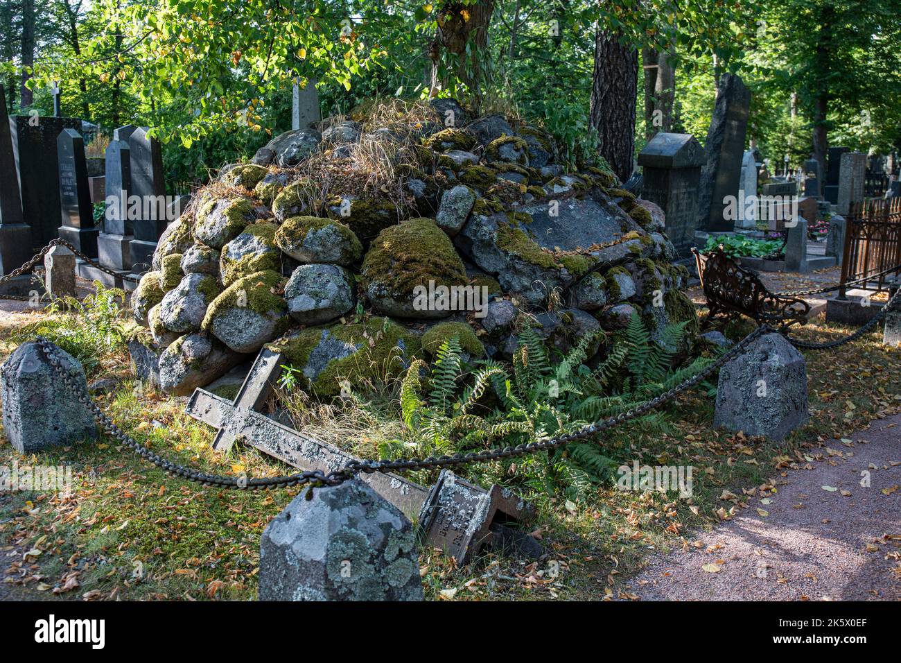 Tombe de Cairn au cimetière de Hietaniemi, Helsinki, Finlande Banque D'Images