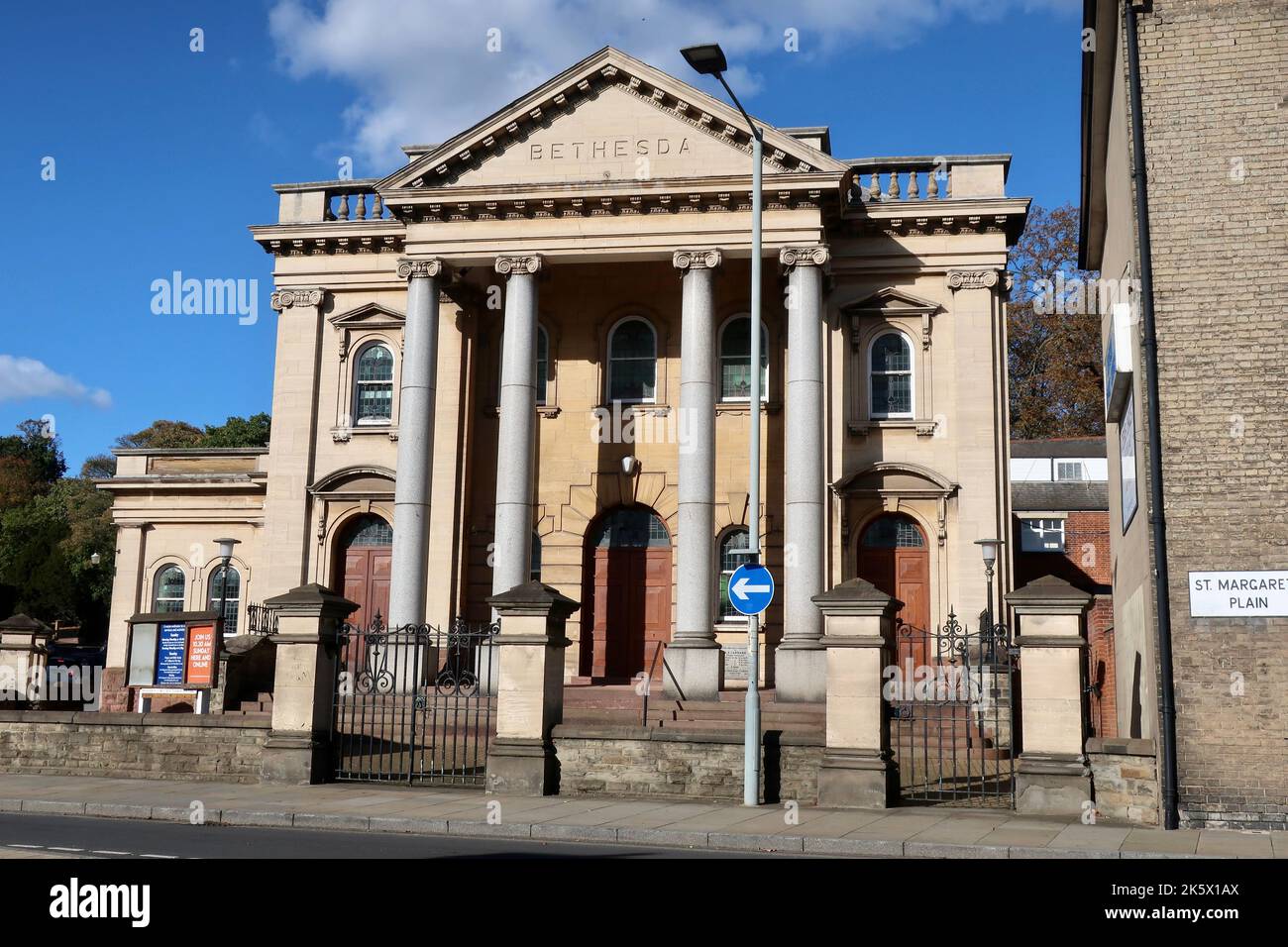 Ipswich, Suffolk, Royaume-Uni - 10 octobre 2022 : après-midi d'automne dans la ville. Église chrétienne baptiste Bethseda à la Plaine St Margarets. Banque D'Images