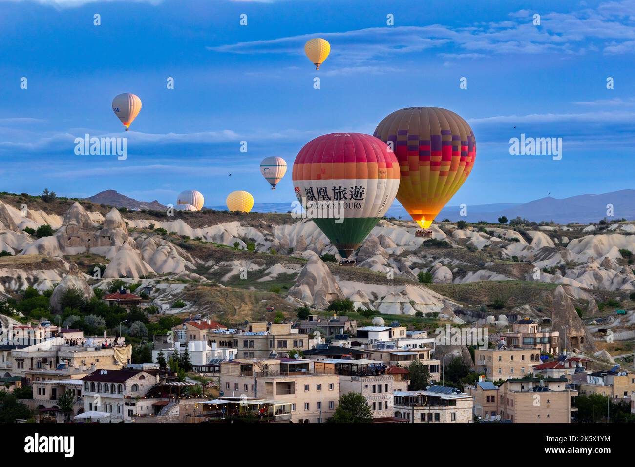 GÖREME/TURQUIE - 27 juin 2022 : vol en montgolfière au-dessus de la ville de göreme Banque D'Images