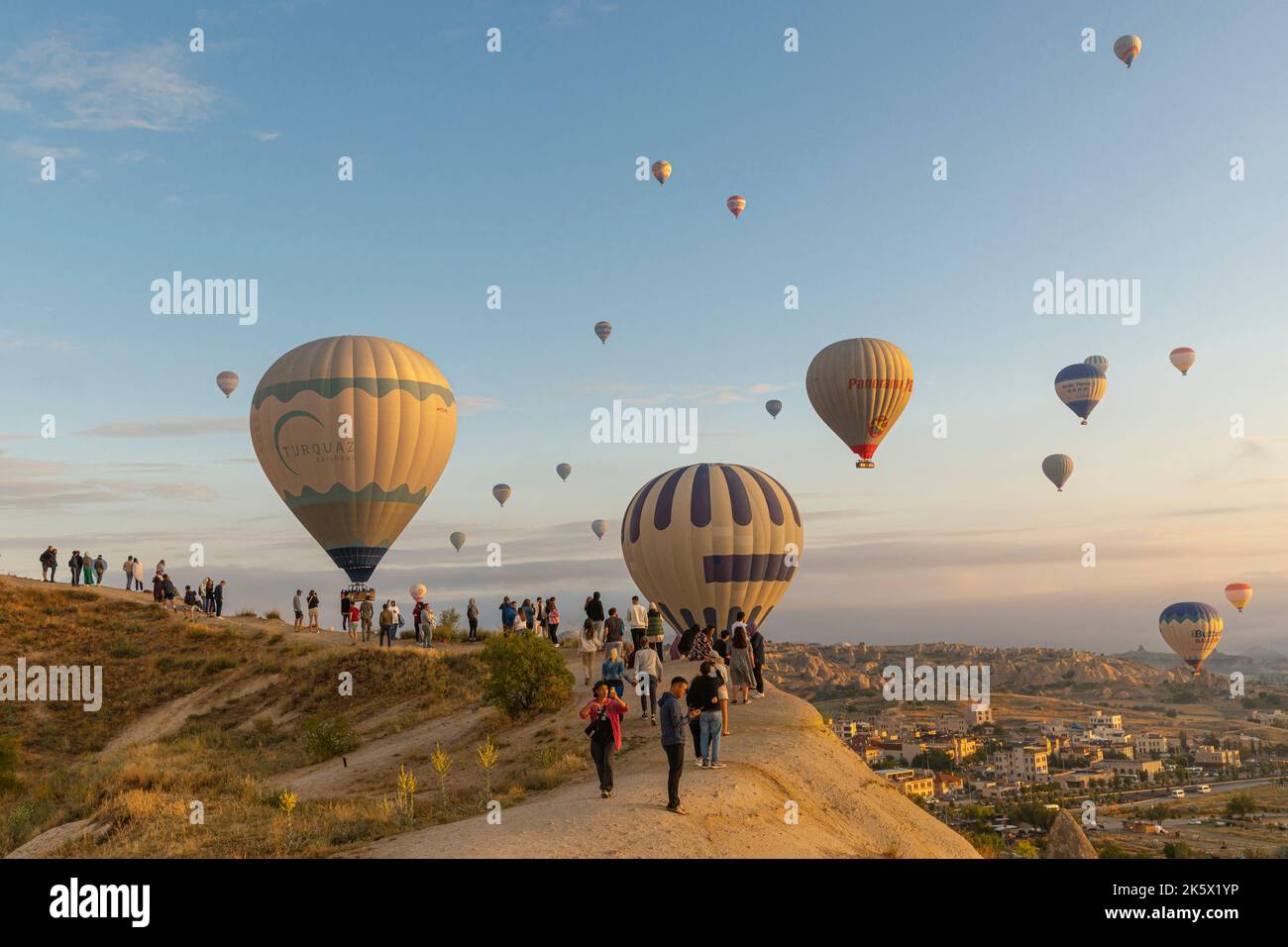 GÖREME/TURQUIE - 29 juin 2022 : vol en montgolfière au-dessus de la ville de göreme Banque D'Images